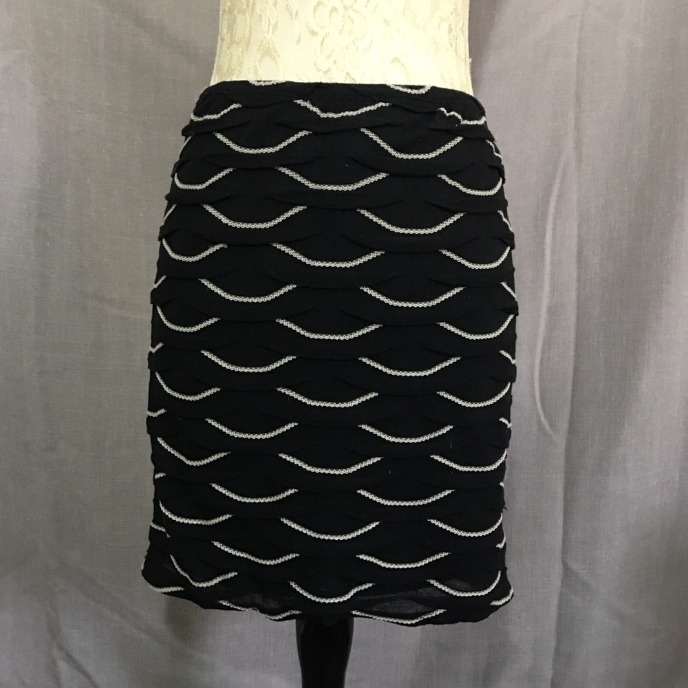 Light Weight Black Skirt w/ Scallop Design Small